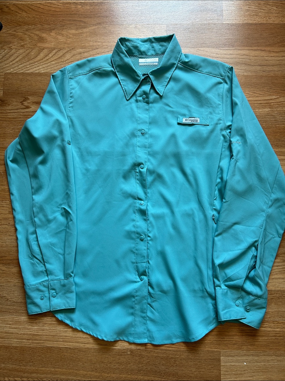 Columbia Aqua Button-Up Active Workout long sleeve Shirt .Size Medium